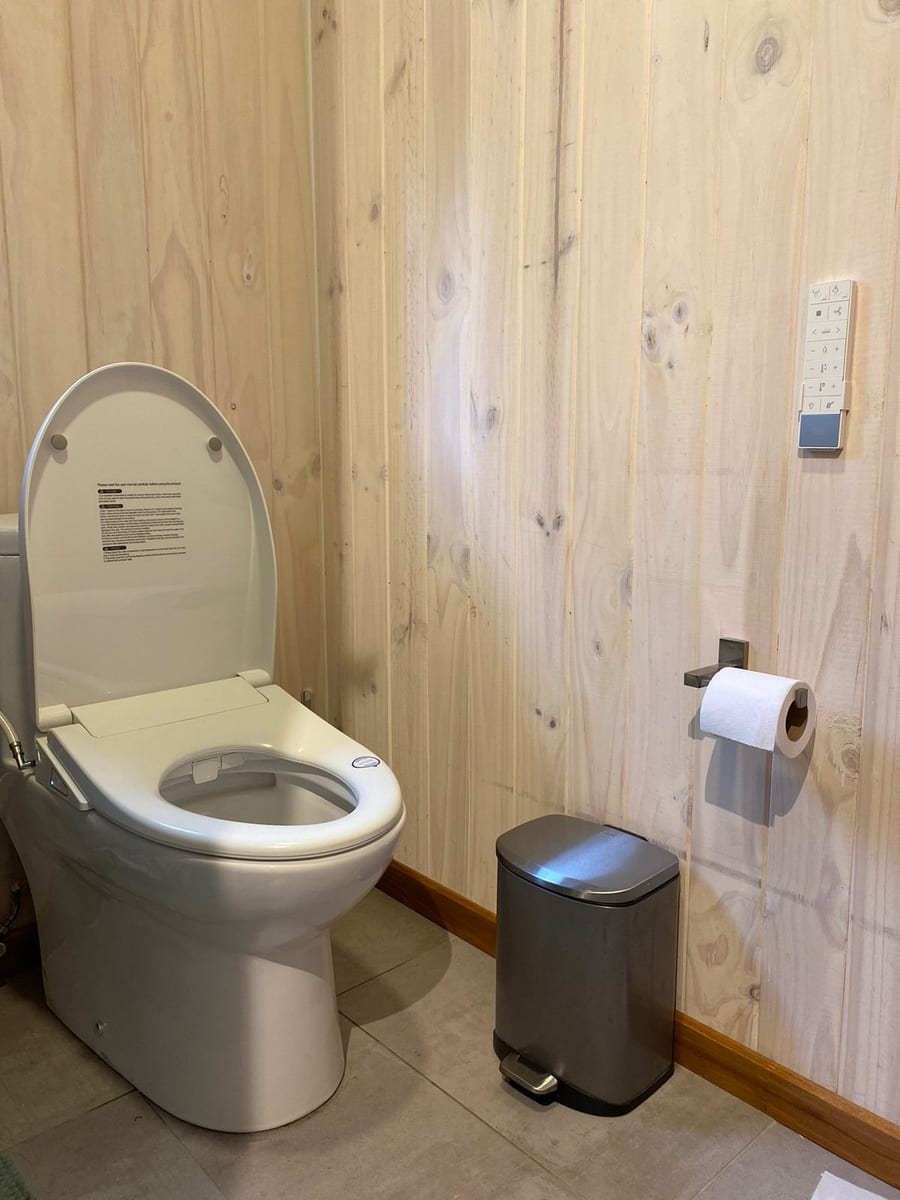 Baño de Diego con la tapa New Bidé instalada